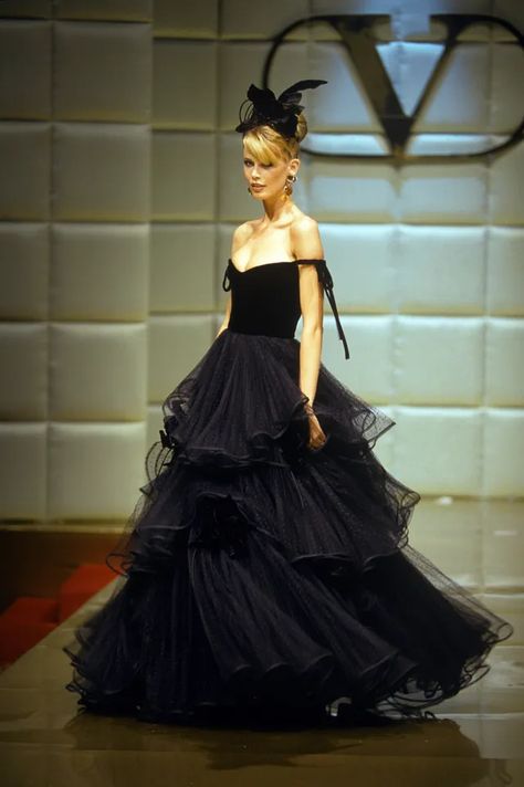 Valentino Runway, Valentino Gowns, Prom Inspiration, Haute Couture Gowns, 90s Runway Fashion, Valentino Haute Couture, Runway Fashion Couture, Vintage Runway, Valentino Couture