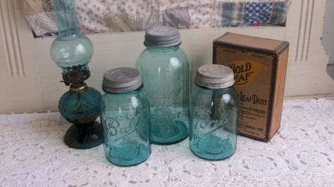 Vintage Aqua Mason Jars Primitive Decor Ideas, Gallon Jars, Ball Mason Jars, Shabby Style, Ball Jars, Jar Vase, Old Bottles, Amish Country, One Half