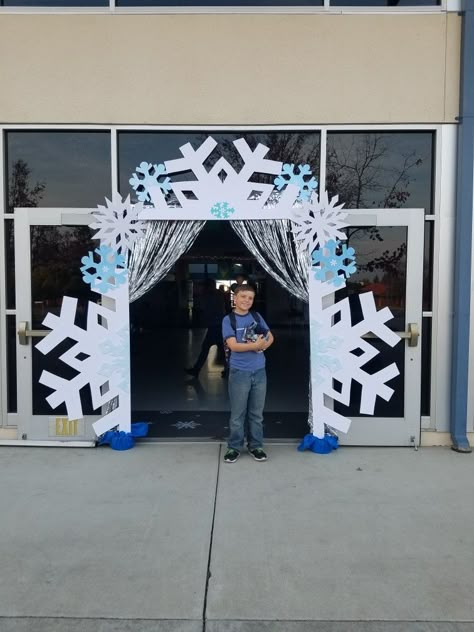 Snowflake Hallway Decorations, School Winter Dance Decorations, Winter Theme Hallway, Disney Frozen Christmas Decorations, Winter Wonderland High School Dance, Dance Studio Christmas Decor, Winter Formal Decorations Diy, Elementary School Winter Dance, Winter Dance Ideas School