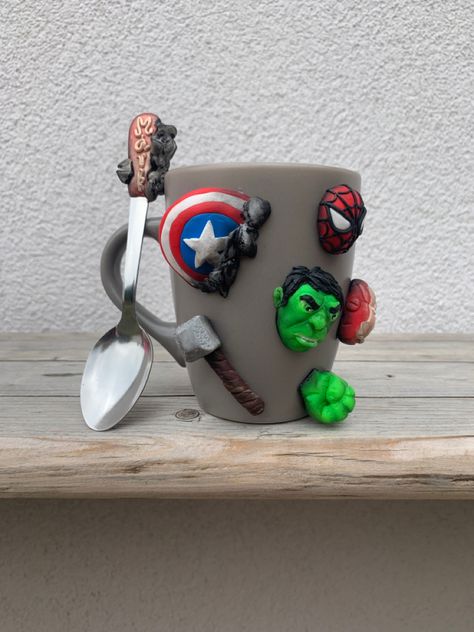 #marvel #bögre #süthetőgyurma #polymerclay #fimo #cernit #gyurma #handmade Marvel Clay Art, Clay Avengers, Marvel Clay Ideas, Clay Marvel, Clay Dishes, Marvel Mug, Polymer Clay Christmas, Funny Cartoon Quotes, Cartoon Quotes