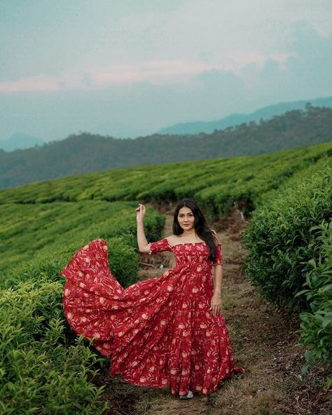 Krittika M sharma on Instagram: “Beautiful tea gardens at Munnar ❤️ @keralatourism #MyFirstTrip 📸 @daisydavidphotography @_daisydavid_ . . . . . #viral #explorepage…” Outfits For Kerala Trip, Western Poses, Kritika Sharma, Fun Beach Pictures, Poses Simple, Photo Tricks, Tea Gardens, Travel Photoshoot, Travel Pose