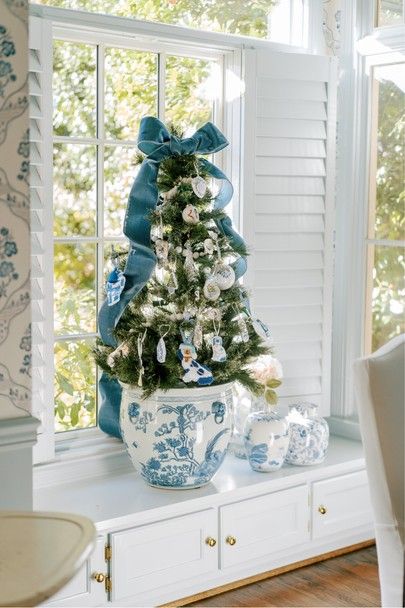 Christmas Tree Chinoiserie, Christmas Tree In Ginger Jar, Blue White Chinoiserie Christmas Tree, Christmas Bedroom Blue And White, Christmas Tree In Blue And White Pot, Southern Living Christmas Tree, Blue Gingham Christmas Tree, Blue And White Holiday Decor, Ginger Jar Christmas Tree