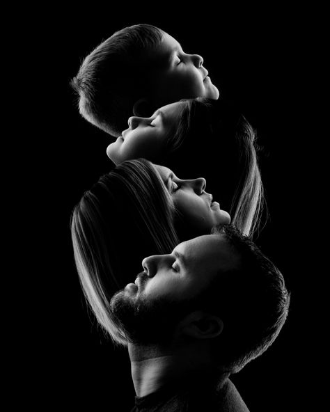 Photoshop Family Pictures, Family Of Four Posing Ideas, Family Silhouette Photography, Family Portrait Black And White, Studio Shoot Family, How To Take Silhouette Pictures, Black White Family Photos, Family Photo Shoot Ideas Studio, Family Photo Posing Ideas