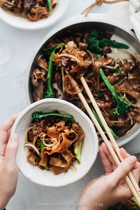 Real-Deal Beef Chow Fun (干炒牛河) | Omnivore's Cookbook Beef Chow Fun Recipe, Beef Chow Fun, Chow Fun Recipe, Chow Fun, Asian Noodle Recipes, Tender Steak, Mapo Tofu, Beef And Broccoli, Fried Noodles