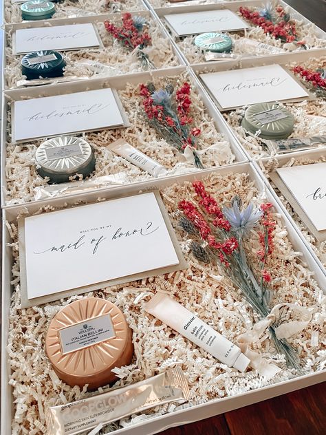 Chic Bridal Party Gifts, What To Put In Maid Of Honor Proposal Boxes, Simple Will You Be My Bridesmaid Gifts, Simple Bridesmaid Gift Ideas, Things To Put In A Bridesmaid Proposal, Ask For Bridesmaids Ideas, Chic Bridesmaid Gifts, Trendy Bridesmaid Proposal, Gifts For The Bridesmaids