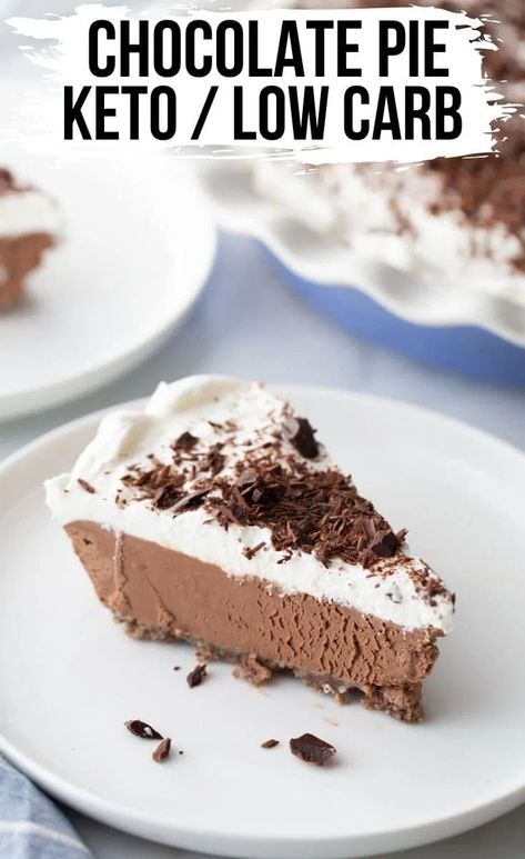 This no bake keto chocolate mousse pie is a delicious low carb sugar-free dessert everyone will LOVE! Keto Chocolate Pie, Dolce Poche Calorie, Chocolate Cream Pie Recipe, Keto Chocolate Mousse, Chocolate Mousse Pie, Mousse Pie, Pecan Crust, Chocolate Pie Recipes, Postre Keto