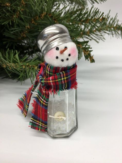 Salt Shaker Snowman, Dollar Store Christmas Decor, Diy Schneemann, Funny Snowman, Glass Snowman, Snowman Christmas Decorations, Dollar Store Christmas, Dekor Diy, Winter Decoration