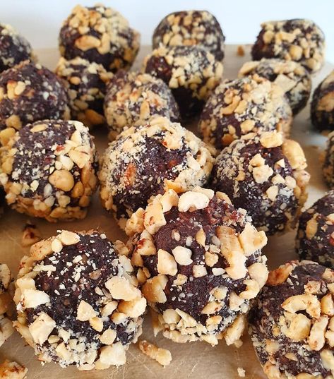 “SUPER EASY 3 Ingredient “Snickers” Protein Balls, great to freeze for a yummy snack to during the week!  Get on it!! Healthy Snickers, Snickers Protein, Healthy Mummy Recipes, Mummy Recipes, Healthy Slice, Three Ingredient Recipes, California Almonds, Healthy Mummy, Healthy Sweet Snacks