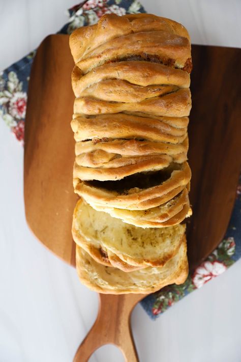 Rosemary Pull Apart Bread with Garlic Butter - The Quick Journey Bread With Garlic, Rosemary Bread, Rosemary Garlic, Cheesy Garlic Bread, Pull Apart Bread, Bread Loaf, Pull Apart, Bread Machine, Loaf Bread