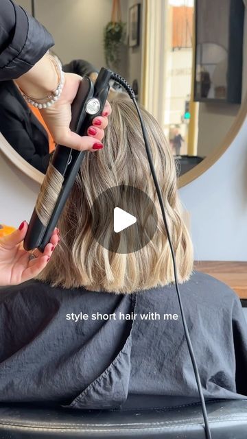 Ellie Jennings on Instagram: "My favourite way to wave short hair 🐚

If you struggle with curling the back of your own hair, save & try this technique out instead! 🌊

Using @ghdhair Gold Straightening Irons ✨

#ghdwaves #shorthairstyle #wavyhair #shorthair #beachyblonde #shorthairwaves #curlinghair #shorthaircut #brisbanehairstylist #goldcoasthairstylist #sunshinecoasthair #australiahairdresser" Light Wave Short Hair, Curls With Straightener Short Hair, Hair Waves Short, How To Wave Short Hair, Short Waves Hairstyle, Waves With Straightener, Wave Short Hair, Using Curling Iron, Braids Y2k