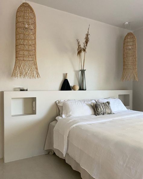 Modern Mediterranean Home, Diy Headboard Ideas, Industrial Bedroom Design, Concrete Home Decor, Spanish Home Decor, African House, 1 Bedroom House, Headboard Ideas, Beige Bedroom