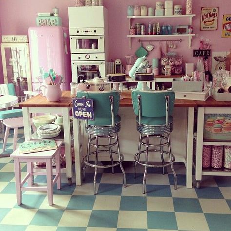 Pastel Chair, Cocina Shabby Chic, Vintage Bakery, Bakery Interior, Pastel Kitchen, Vintage Diner, Cupcake Shops, Kitschy Kitchen, Bakery Design