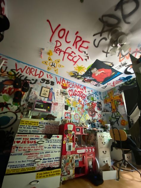 graffiti room Graffiti Room Aesthetic, 1930s Living Room Ideas, Chaotic Room Aesthetic, Street Room, Street Style Room, Graffiti Bedroom, Graffiti Room, Home Nails, Nails Home