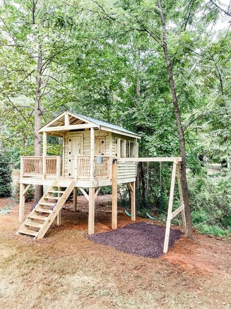 Under Playground Ideas, Treehouse Ideas, Diy Kids Playground, Backyard Fort, Kids Playhouse Outdoors, Outdoor Play Space, Play Area Backyard, Backyard Kids Play Area, Tree House Plans