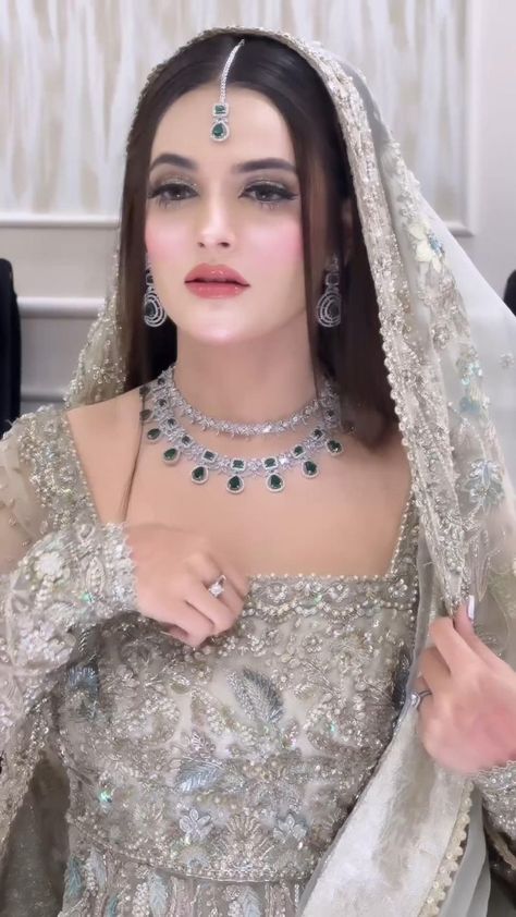 Healthy Brides Pakistan, Open Straight Hair Hairstyles, Bridal Makeup Looks Pakistani, Barat Makeup Look, Mehandi Hairstyles, Mehandi Dresses Mehndi Outfit, Engagement Makeup Indian, Sangeet Makeup Look, Mehendi Bridal Outfit