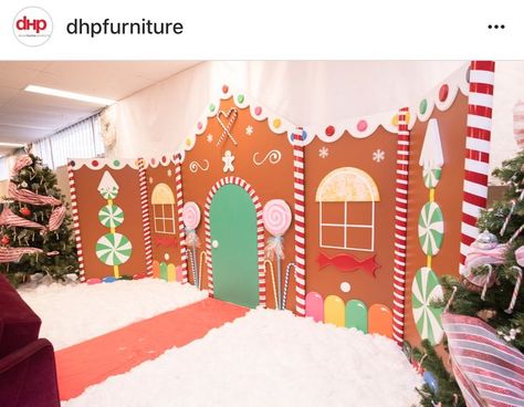 Christmas Cubicle Decorations, Christmas Hallway, Diy Candyland, Christmas Door Decorating Contest, Christmas Classroom Door, Gingerbread Party, Christmas Decorations Outdoor, Gingerbread Christmas Decor, Wreath Candy