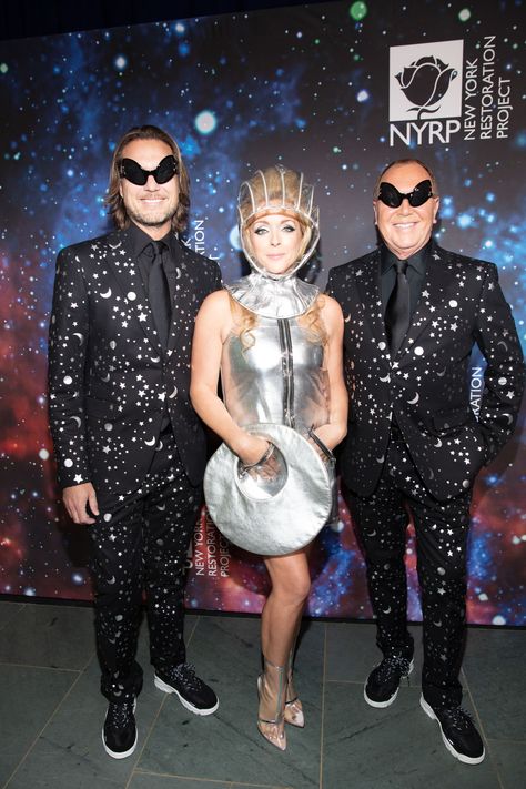 Astronauts, aliens, and intergalactic oddities! These were the best costumes from Bette Midler's annual Hulaween Gala, which hosted a Cosmos theme. Space Theme Costume, Healthy After School Snacks, Gala Attire, Jane Krakowski, Space Costumes, Galaxy Outfit, Future Costume, Alien Party, Delicious Dips