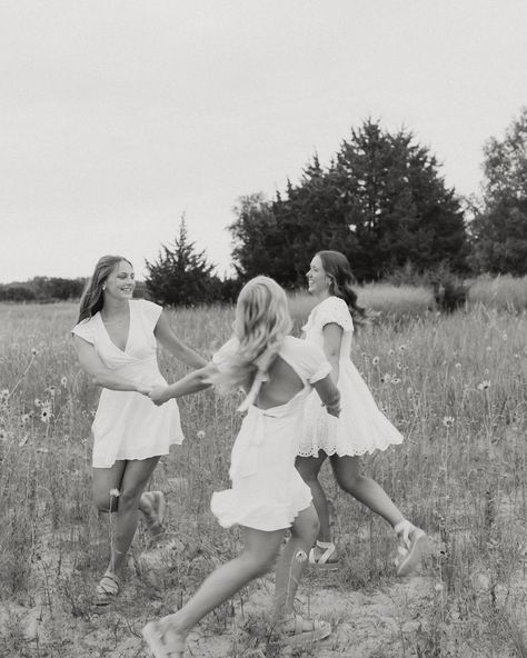 besties shoot before everyone leaves home for college for the first time?? a MUST!!!! 🥹🤍 #midwestphotographer #midwestphotography #photographer #photography #bestiesphotoshoot 3 Best Friend Pictures, Three Besties Pictures, Three Sisters Photoshoot Poses, Photo Ideas For 3 Friends, Trio Pictures Ideas, Aesthetic Bestie Pics, Roommate Photoshoot, Roommate Pictures, Cousin Photos