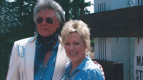 Music icon Marty Stuart married Connie Smith in 1997 and he was 17 years younger than her. Here he talks about how the couple found love with each other. Marty Stewart, Marty Stuart, Suits Vintage, Buck Owens, Old Country Music, Real Heart, Connie Francis, Jackie Gleason, Classic Country Music