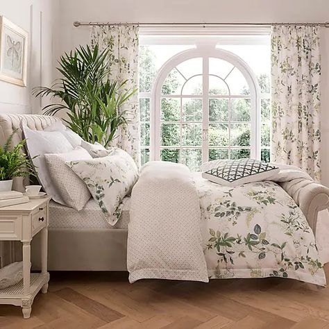 Green And White Bedroom, Botanical Bedroom, Floral Bedroom, Bedroom Images, Bedroom Green, White Bedroom, Room Inspiration Bedroom, Room Ideas Bedroom, Bed Duvet Covers