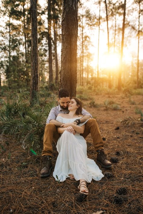 Pre Wedding Shoot Ideas Hills, Husband And Wife Outdoor Pictures, Pre Wedding Shoot Ideas Forest, Nature Pre Wedding Photoshoot, Prenup Photoshoot Ideas Rustic, Botanical Garden Photo Shoot Couple, Fotos Pre Wedding Campo, Pre Wedding Shoot Poses, Woodsy Engagement Pictures