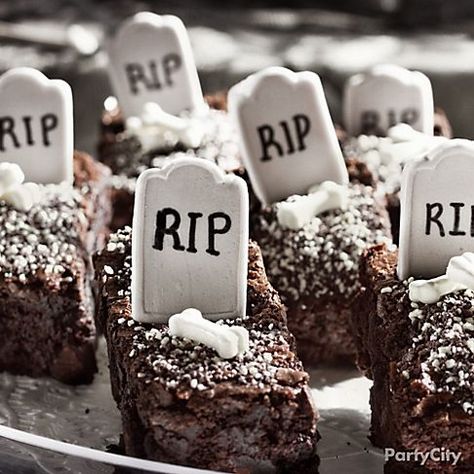 Graveyard Brownies from Party City website Halloween Candy Buffet Ideas, Candy Buffet Ideas, Halloween Candy Buffet, Pasteles Halloween, Halloween Brownies, Postres Halloween, Grave Yard, Buffet Ideas, Halloween Goodies