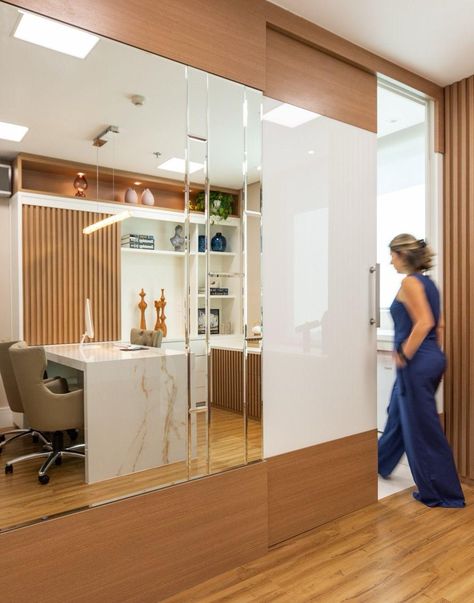 Office Partition Design Wooden, Office Cabin Partition Design, Clinic Partition, Office Partition Ideas, Small Office Design Workspaces, Business Office Interior Design, School Interiors, Western Office, Office Cabin Design