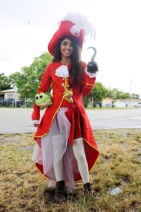 Genderbend Captain Hook Disney Cosplay Captain Hook Cosplay Female, Captain Hook Costume Female, Diy Captain Hook Costume, Female Captain Hook, Smee Costume, Female Captain, Hook Costume, Villains Halloween, Captain Hook Costume