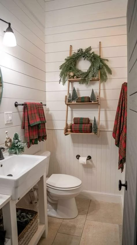 Master Bath Christmas Decor, Christmas Bathroom Decor Small Spaces, Christmas Bathroom Decorations, Christmas Bathroom Decor Ideas, Rustic Wreaths, Decor Small Spaces, Bathroom Christmas, Holiday Bathroom, Eco Friendly Christmas