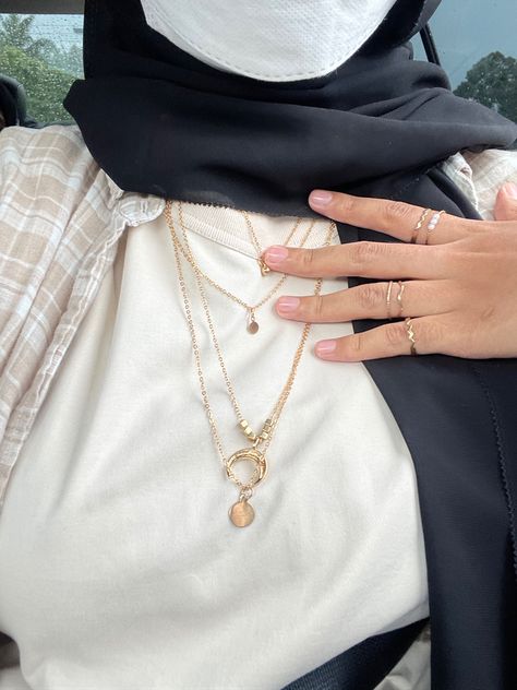 jewellery hijab Hijab Necklace Style, Kalung Aesthetic Hijab, Hijab And Necklace, Hijab Style With Jewelry, Hijab Jewelry Accessories, Jewellery With Hijab, Hijab Accessories Jewellery, Hijabi Necklace, Hijab With Jewellery