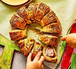 Sausage Roll Wreath, Family Buffet, Red Onion Chutney, Roll Wreath, Vegan Sausage Rolls, Veggie Lunch, Bits And Bites, Dinner 2023, Food For Parties