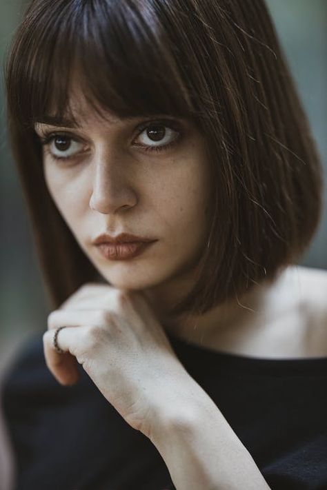 Woman Looking Up With Hand on Chin · Free Stock Photo Hairstyles For Fine Hair, Best Short Haircuts, Close Up Portraits, Photos Hd, Face Photo, Buzz Cut, Grow Hair, Hd Images, Beautiful Eyes