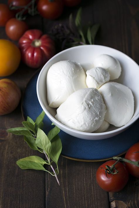 If you love cheese, homemade mozzarella that you have stretched and shaped yourself is something quite special. It has a fresh, milky taste that is unbeatable. Mozzarella Cheese Recipe, Make Mozzarella Cheese, Homemade Mozzarella Cheese, Recipes With Mozzarella Cheese, Homemade Cottage Cheese, Cheese Recipes Homemade, Homemade Mozzarella, Cheese Making Recipes, Cheese At Home