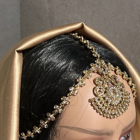 Mathapatti in antique gold with Golden and clear rhinestones.   Pendant measures 2.5 inch length and 2 inch width Chain is 0.5 inch  Clear and Gold/ clear available.  Shown on the doll is the Gold/ Clear version  Ready to be shipped! Desi Headpiece, Matha Patti Bridal, Gold Jewellery Indian, Indian Headpiece, Head Chain Jewelry, Bangladesh Fashion, Vintage Indian Jewelry, Jewellery Bridal, Hair Chains