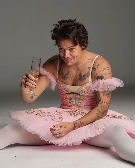 Harry Styles Ballerina, Harry Styles Snl, Harry Styles Pink, Harry Styles Photoshoot, Ballerina Outfit, Harry Styles Poster, Harry Core, Harry Styles Aesthetic, Harry Styles Cute