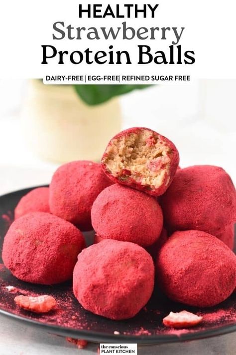 These Strawberry Protein Balls are the best fruity protein snack to fix your sweet tooth and fill you up with 6 grams of proteins per energy ball. Fruit Protein Balls, Strawberry Protein Balls, Vanilla Protein Balls, Protein Cake Pops, Easy Protein Snacks, High Protein Snack Recipes, Healthy Snack Packs, Vegan Energy Balls, Energy Balls Healthy