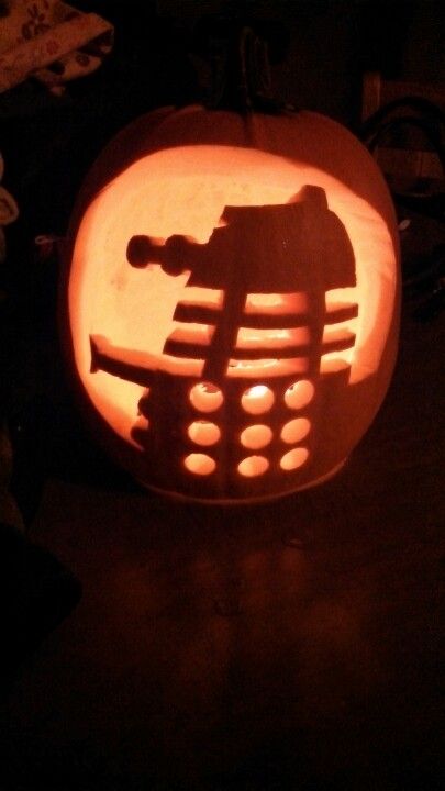 Dr. Who pumpkin dalek Halloween Dr Who Pumpkin Carving, Pumpkin Carving Ideas Nerdy, Doctor Who Pumpkin Carving, Tardis Pumpkin, Doctor Who Pumpkin, Pumpin Carving, Spirit Week Halloween, Doctor Who Halloween, Dr Who Costume