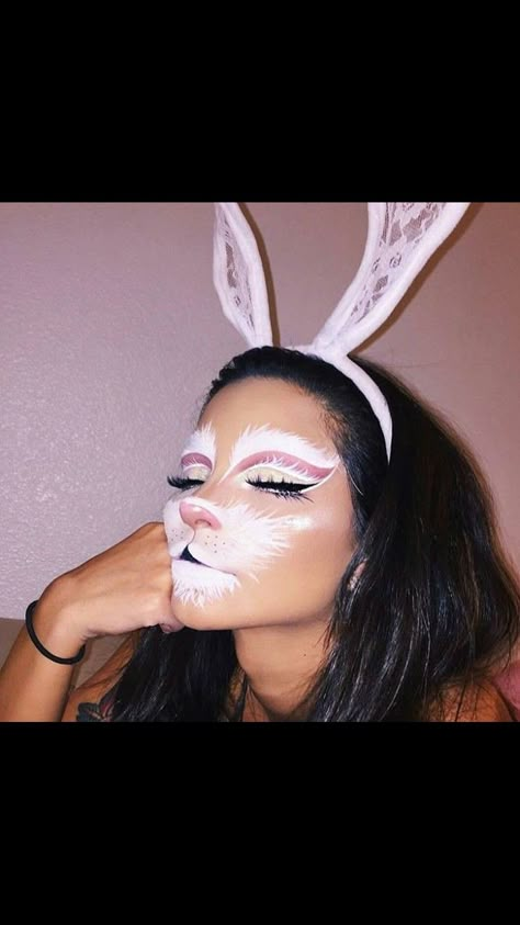 White Rabbit Makeup, Bunny Face Paint, Scary Halloween Makeup, Alice In Wonderland Makeup, Wonderland Makeup, Bunny Makeup, Halloween Makeup Ideas, Halloween Makeup Scary, Green Skin