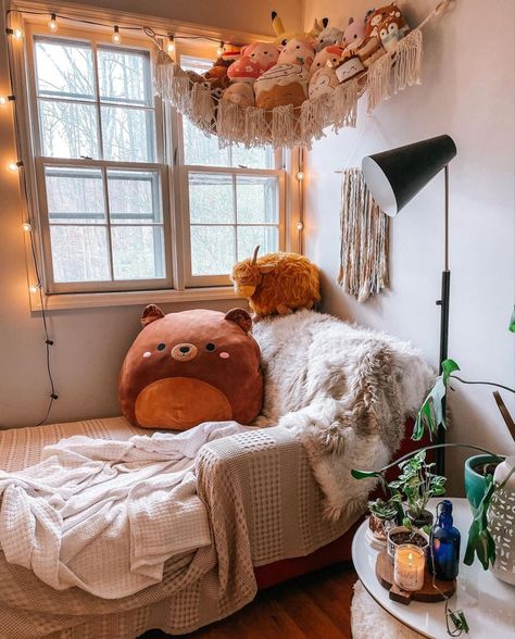 Plushy Aesthetic Bedroom, Decorating With Stuffed Animals, Squishmallow Living Room, Squishmellow Bedroom, Plushy Organization, Plushie Storage Ideas Adult, Squishmallow Room Ideas, Squishmallows Bedroom, Plushie Organization