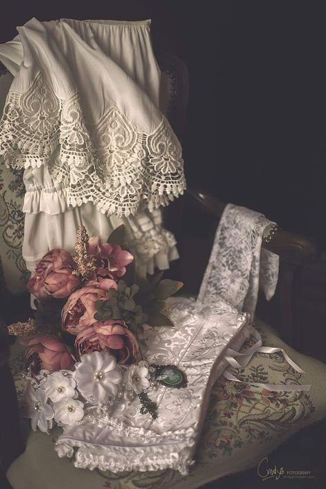 Edwardian Era Aesthetic, Era Aesthetic, Regency Era, The Maids, Edwardian Era, Vintage Heart, Shabby Chic, Flowers, Floral