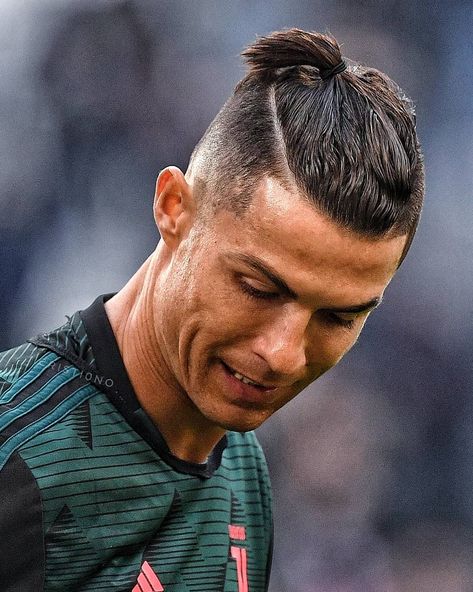 Cristiano Ronaldo on Instagram: “Ronaldo before the game with new hairstyle 😁” Ronaldo Cristiano Hairstyle, Ronaldo Juventus Hairstyle, Cr7 Haircut, Ronaldo New Hairstyle, Ronaldo Latest, Ronaldo Hairstyle, Cristiano Ronaldo Haircut, Ronaldo Hair, Cristiano Ronaldo Hairstyle