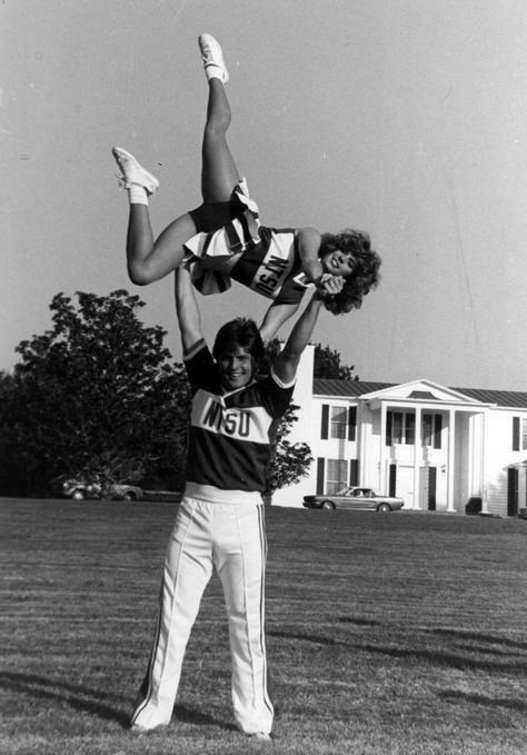 Gimme an "R" for Retro! 35 Vintage Photos of High School Cheerleaders (1970s-1980s) - Flashbak Cheer Couples, Old Yearbooks, Beaver Stadium, 1980s Pop Culture, Cheerleading Cheers, High School Football Games, Penn State Football, Band Uniforms, Cheerleading Pictures