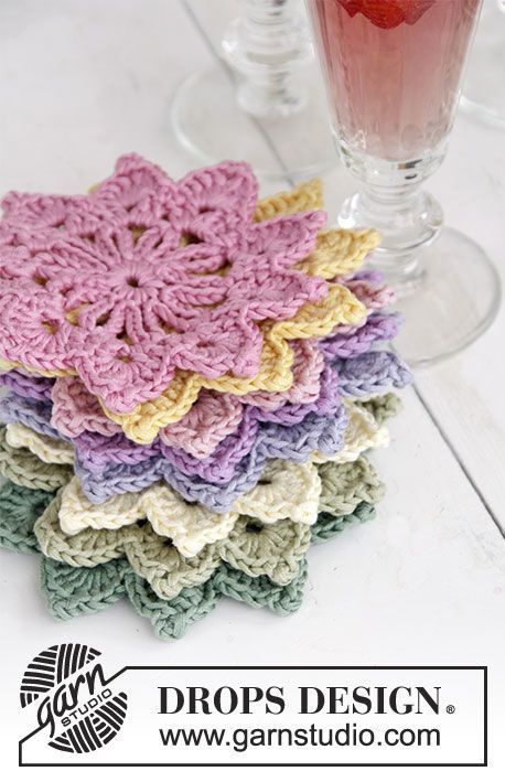 Gehaakte DROPS onderzetters van Muskat. Gratis patronen van DROPS Design. Crocheted Coasters, Magazine Drops, Crochet Coasters Free Pattern, شال كروشيه, Confection Au Crochet, Crochet Coaster Pattern, Crochet Snowflakes, Crochet Simple, Crochet Diy