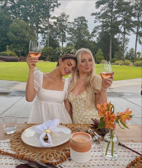 Classy Picnic, Aesthetic Summer Ideas, Rachael Kirkconnell, Picnic Pictures, Wine Picnic, Hamptons Summer, Rich Style, Beach Instagram Pictures, Cheer Poses