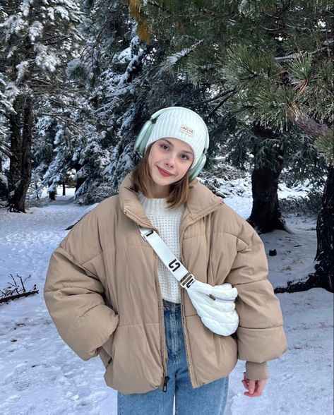 Winter Village Outfit, Headband Winter Outfit, Montreal Winter Outfits, Winter Outfits With Beanies, Manali Outfit Ideas, Outfit Nieve, Winter Outfits Puffer Jacket, Snow Outfit Inspo, Snow Winter Outfits