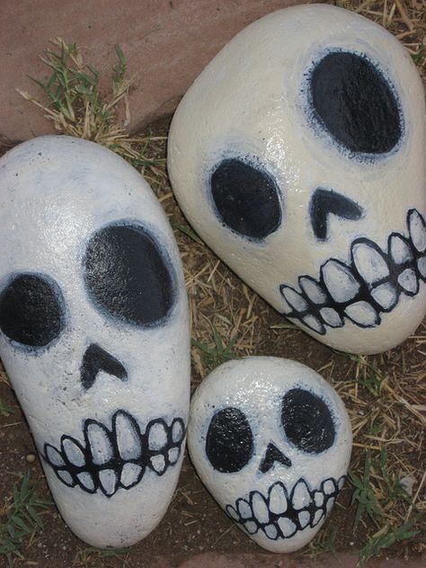 @                                @: Rock-skull family Painted Skulls, Halloween Rocks, Frankenstein Halloween, Family Family, Halloween Yard, Skull Decor, Pet Rocks, Art Halloween, Rock Painting Designs