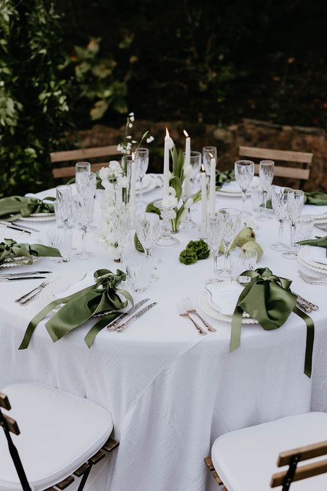 A Garden Soirée Garden Style Wedding Flowers, Intimate Dinner Wedding, Green And White Wedding Reception, Intimate Wedding Table, Greenery Tablescape, Wedding Table Styling, Green Table Settings, Green Tablescape, Mountain Chic