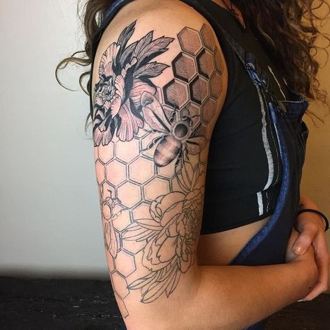 Bee And Honeycomb Tattoo, Lotus Tattoo Shoulder, Detailed Tattoos, Hexagon Tattoo, Honeycomb Tattoo, Shoulder Cap Tattoo, Butterfly Tattoo On Shoulder, Cool Shoulder Tattoos, Floral Tattoo Shoulder