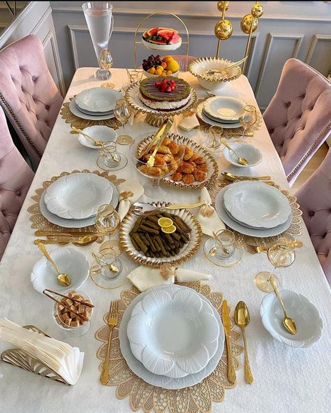 Simple Dining Table Decor, Dressage Table, Simple Dining Table, Table Decor Living Room, Eid Decoration, Dinner Table Setting, Dinner Table Decor, Kitchen Furniture Design, Deco Table