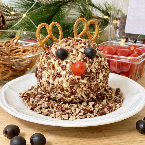 Rudolph Christmas Cheese Ball - Cali Girl In A Southern World Christmas Cheeseball, Cheeseball Recipes, Homemade Velveeta, Cheeseball Recipe, Christmas Yummies, Holiday Cheese, Christmas Cheese, Mini Appetizers, Yummy Deserts